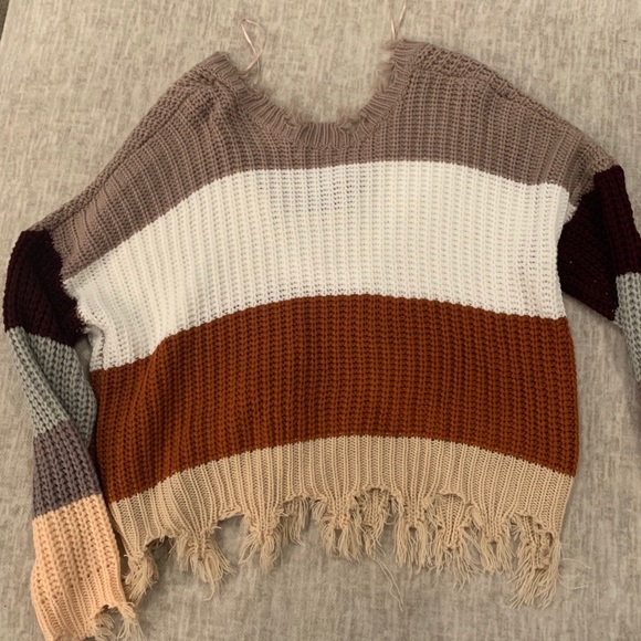 Color block sweater with fringe bottom - Picture 2 of 3